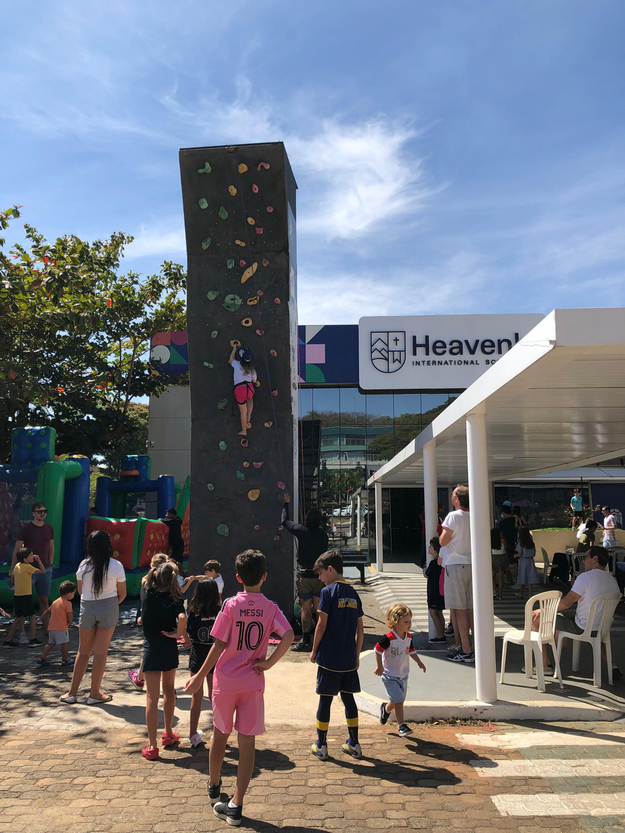 Muro modular da Vértice montado em evento escolar