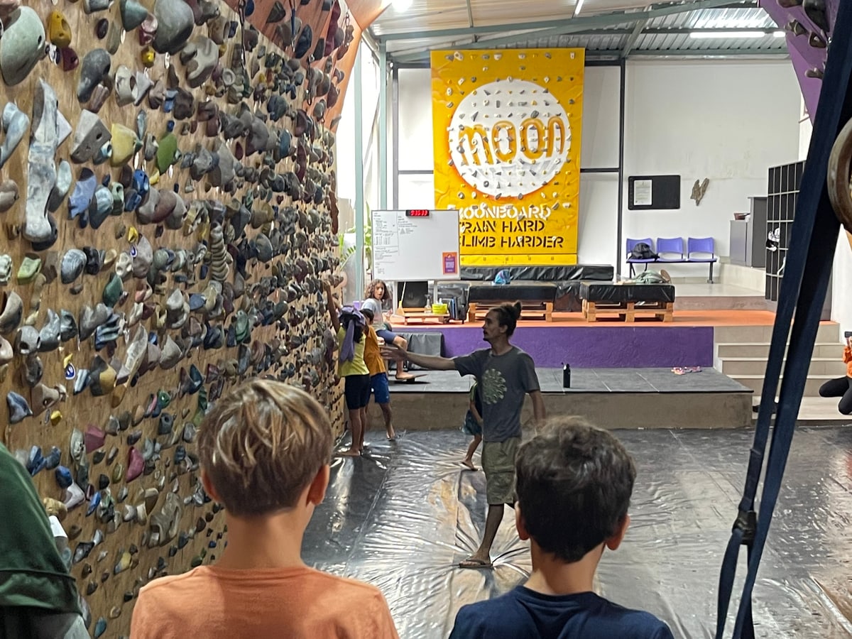 Crianças reunidas em atividade de escalada na Vértice