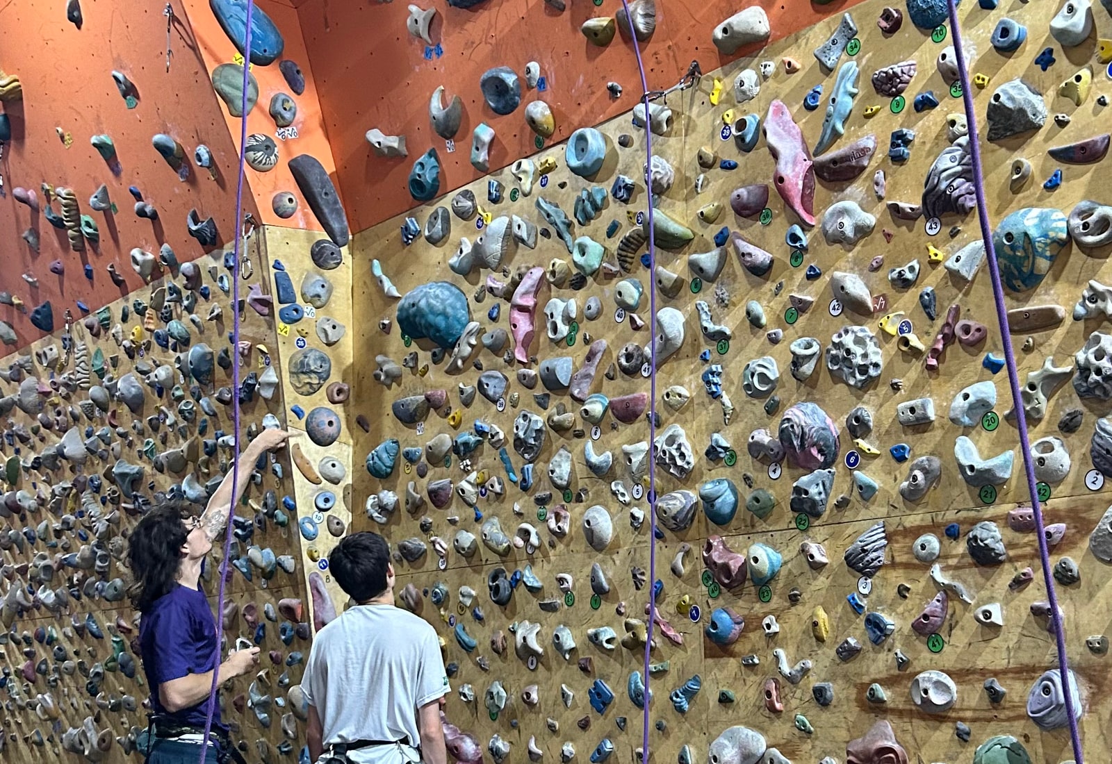 Turma teen participando de aula na parede de escalada